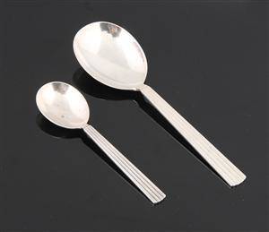 Sigvard Bernadotte for Georg Jensen. Bernadotte to serveringsskeer af sterlingsølv. 2