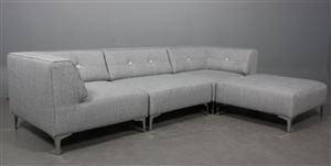 Morten Voss. THE SOFA FIFTYONE. Modulsofa med udskiftelige knapper. Razor stof i Cool Grey