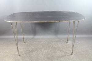 Matbord med stålben