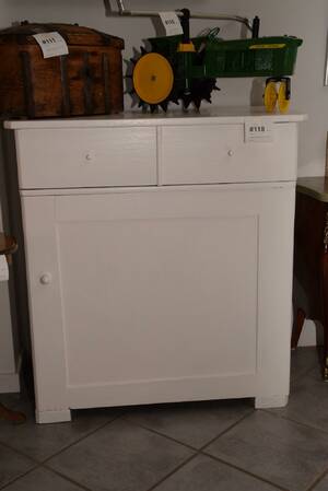 Skänkbyrå 85x45 cm, H 90 cm