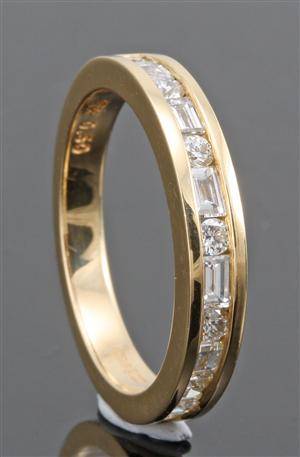 18kt brilliant and baguette-cut diamond wedding ring approx. 0.50ct