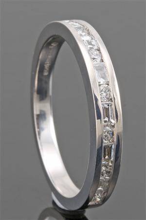 18kt brilliant and baguette-cut diamond wedding ring approx. 0.50ct This lot has been put up for resale under the new lot no. 3536155
