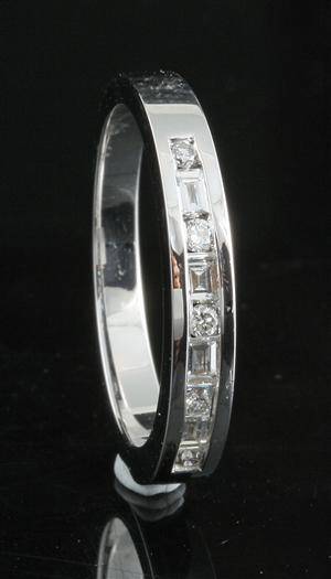18kt brilliant and baguette-cut diamond wedding ring approx. 0.25ct