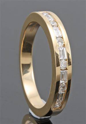 18kt brilliant and baguette-cut diamond wedding ring approx. 0.33ct