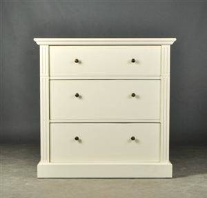 Byrå i gustaviansk stil