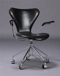 Arne Jacobsen. Kontorstol, model AJ 3207, sort skind