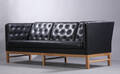 Erik Jørgensen. Fritstående tre-pers. sofa, sort læder, eg