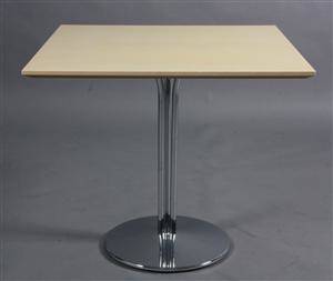Nanna Ditzel. Tobago cafebord i lakeret ahorn. Fredercia Furniture.