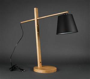 Frandsen Lighting. Skrivebordslampe af egetræ, model 2132