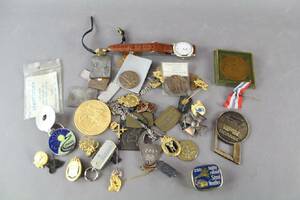 Märken, pins och medaljer mm
