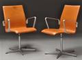 Arne Jacobsen. Par Oxford kontorstole, Red label  model 3271. Cognacfarvet Elegance læder 
