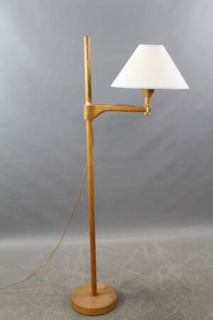 Golvlampa i furu Carl Malmsten  Staken