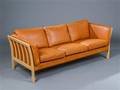 Dansk møbelproducent. Tre-pers. sofa, bøgetræ og læder