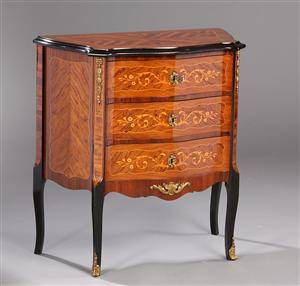 Kommode af rosentræ, rokokostil, 1900-tallets anden halvdel.