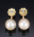 Et par South-Sea og diamantstikker af 18 kt. guld. Perle Ø 11,49 mm. L. 2.28 cm.