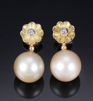 Et par South-Sea og diamantstikker af 18 kt. guld. Perle Ø 11,49 mm. L. 2.28 cm.