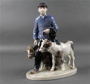 Kgl. P figur af porcelæn dreng med kalv