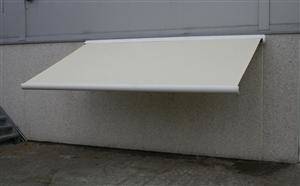 Hvid markise 5,5 meter, hellukket aluminiumskasse, motor samt fjernbetjening