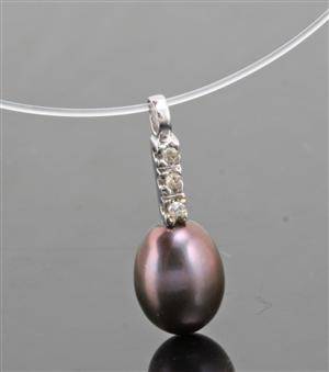 Fresh water pearl and diamond pendant in gold approx. 0.05ct.