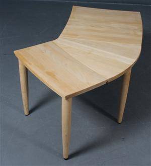 Assymetrisk sofabord i massiv bøg.