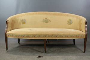 Soffa i gustaviansk stil med broderad klädsel