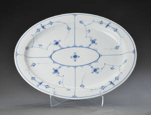 Royal Copenhagen. Stort ovalt musselmalet fad, ca. 1900 Denne vare er sat til omsalg under nyt varenummer 4399610