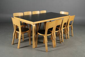 Alvar Alto. Et bord med ti stole, model 66. 11 