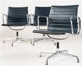 Charles  Ray Eames, Satz von drei Aluchairs  Loungesesseln aus der Aluminium Group Serie Modell EA 108 von Vitra 3