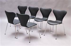 Arne Jacobsen. Sæt på seks stole syveren, model 3107, nybetrukket med sort læder 6