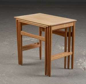 Hans J. Wegner. Sæt indskudsborde af egetræ 3 