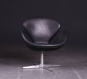 Arne Jacobsen 1902 - 1971. Svanen, hvilestol model 3320, sort læder med hejs