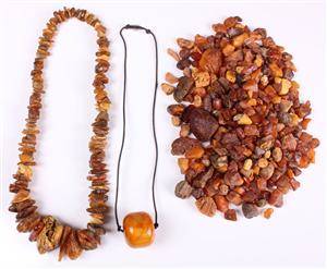 Ravklumper samt to halslæder af rav 