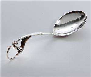 Dansk sølvsmed. Serveringsske af sølv prydet med stiliseret bladværk, anno 1948