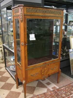 Vitrinskåp, Gustaviansk stil