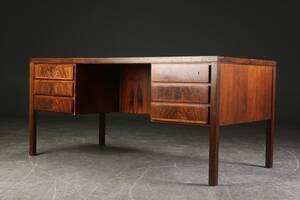 Omann Junior. Fritstående skrivebord af palisander, model 77 