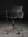 Charles Eames. Kontorstol model EA 117, sort læder, Vitra