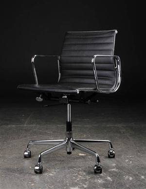 Charles Eames. Kontorstol model EA 117, sort læder, Vitra
