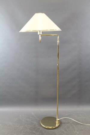 Golvlampa i gulmetall 