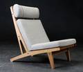 Hans J. Wegner. Højrygget lænestol af egetræ, model GE-375