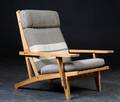 Hans J. Wegner. Højrygget lænestol af egetræ, model GE-375 