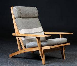 Hans J. Wegner. Højrygget lænestol af egetræ, model GE-375 
