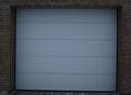 Eldrevet, leddelt garageport med linie. Str. 270x214 cm.