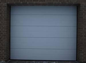 Eldrevet, leddelt garageport med linie. Str. 270x214 cm.