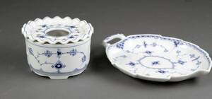 Royal Copenhagen. Musselmalet fyrfad samt bladformet asiet 2