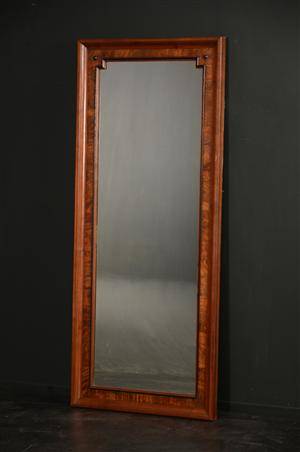 Spejl i ramme af nøddetræ, 1800-tallet