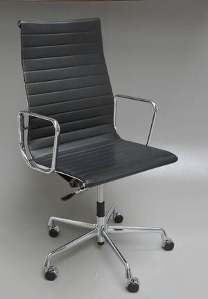 Charles Eames. Kontorstol, model EA-119. Sort læder 