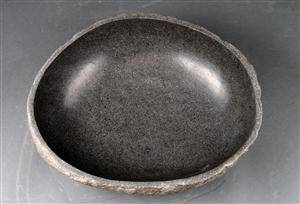 Unika trug  fuglebad udhugget i stor flodsten 