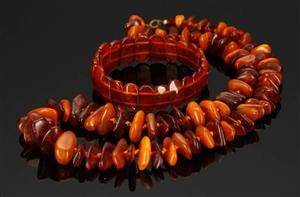 Ravsmykker. Halskæde samt armbånd 