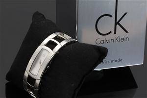 Calvin Klein. Bøjleur i blank stål
