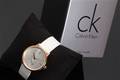 Calvin Klein. Armbåndsur i rosa metal med præget læderrem